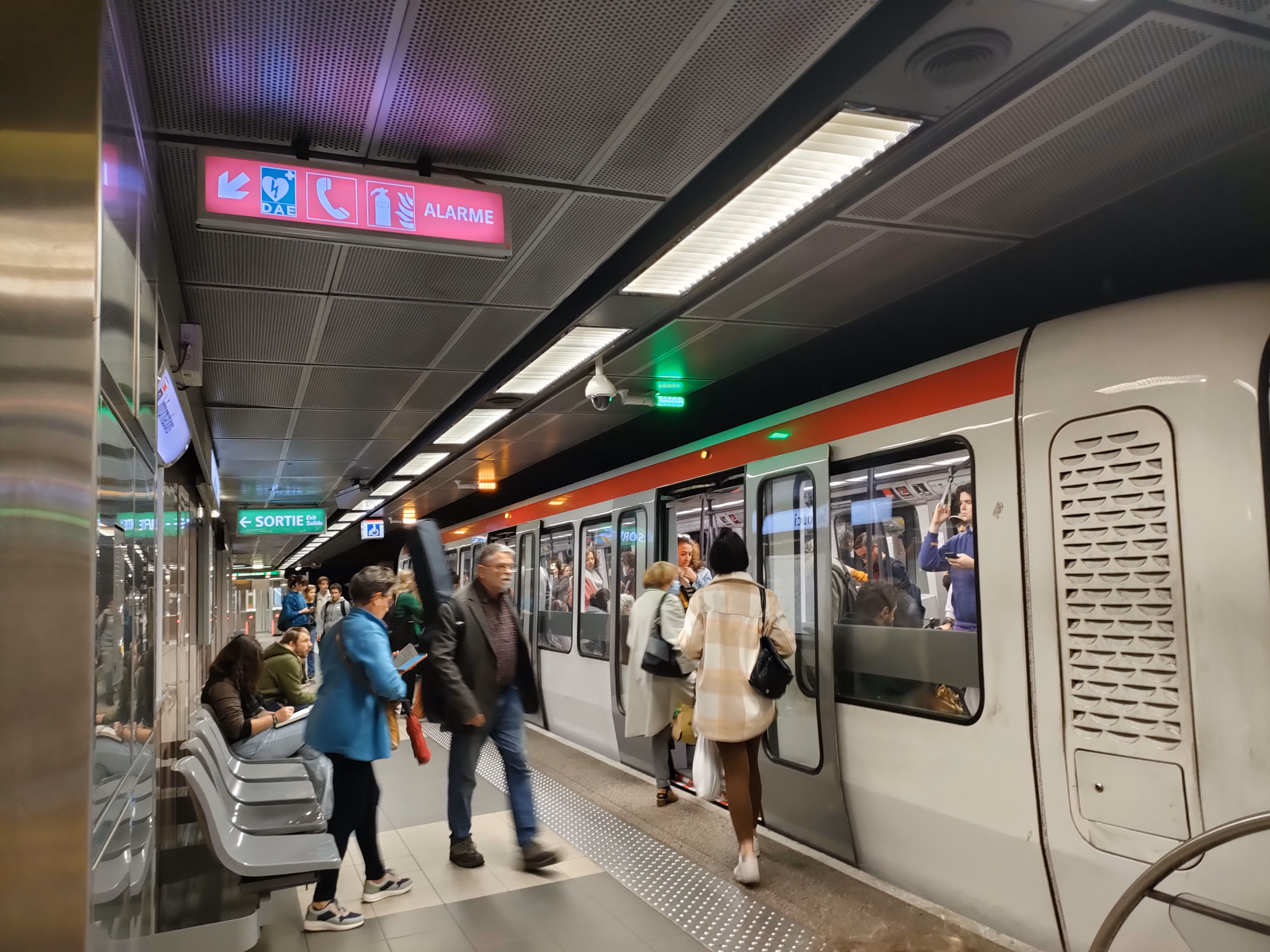 In Lyon, light signals indicate the approaching metro load for each train.