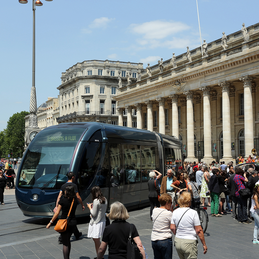 photo du tram de Bordeaux qui circule en centre-ville