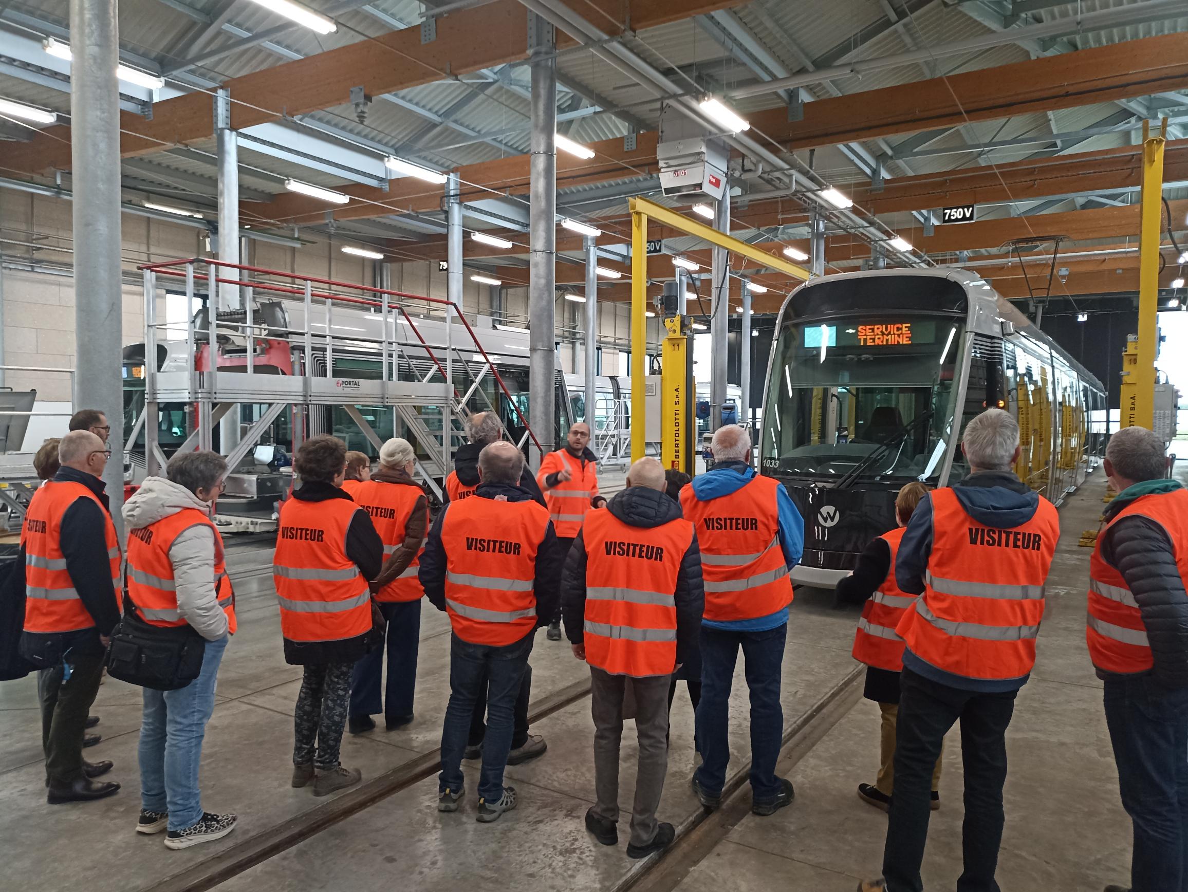 photo d'une visite d'atelier par des riverains