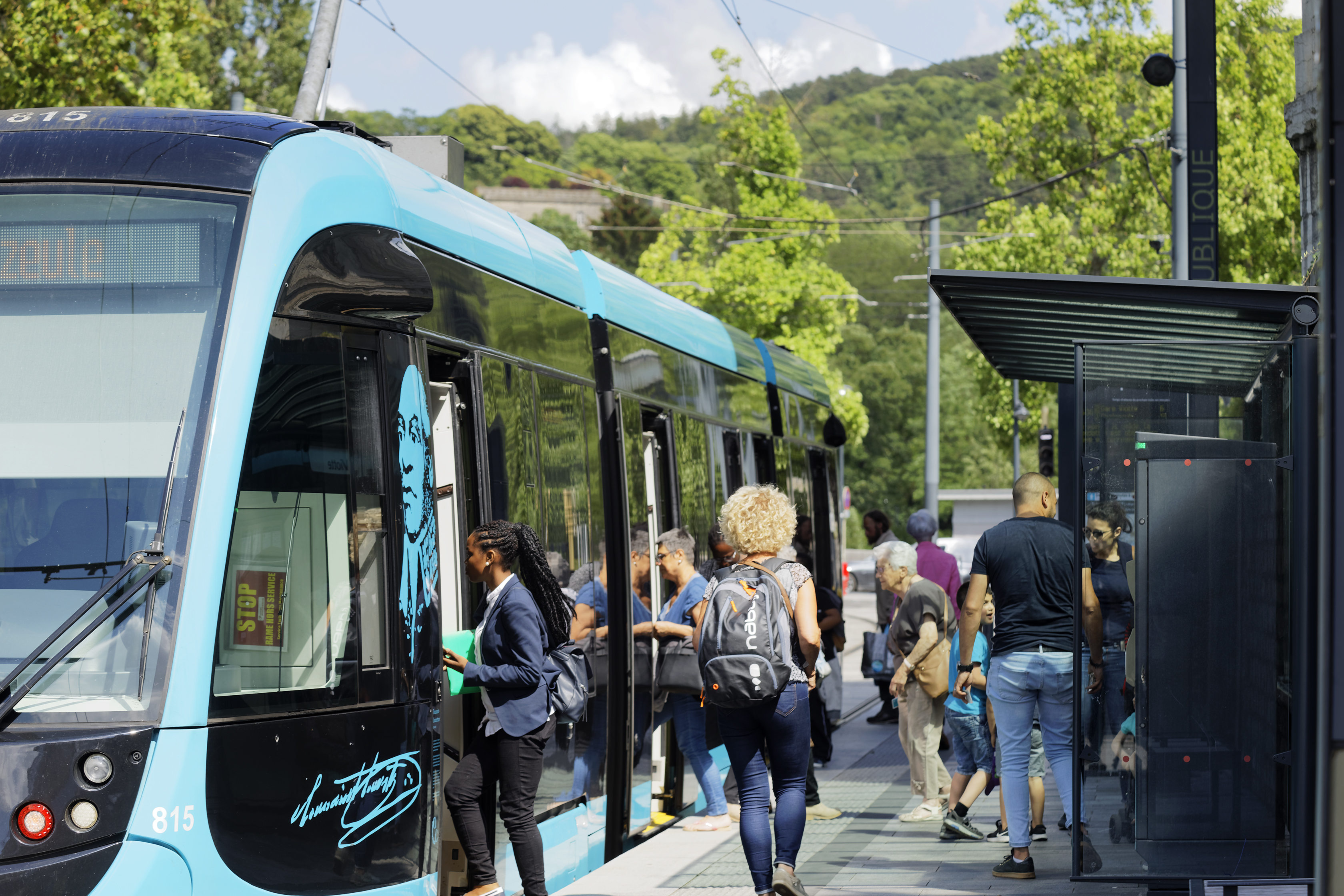 photo de passagers qui prennent le tram sur le réseau Ginko