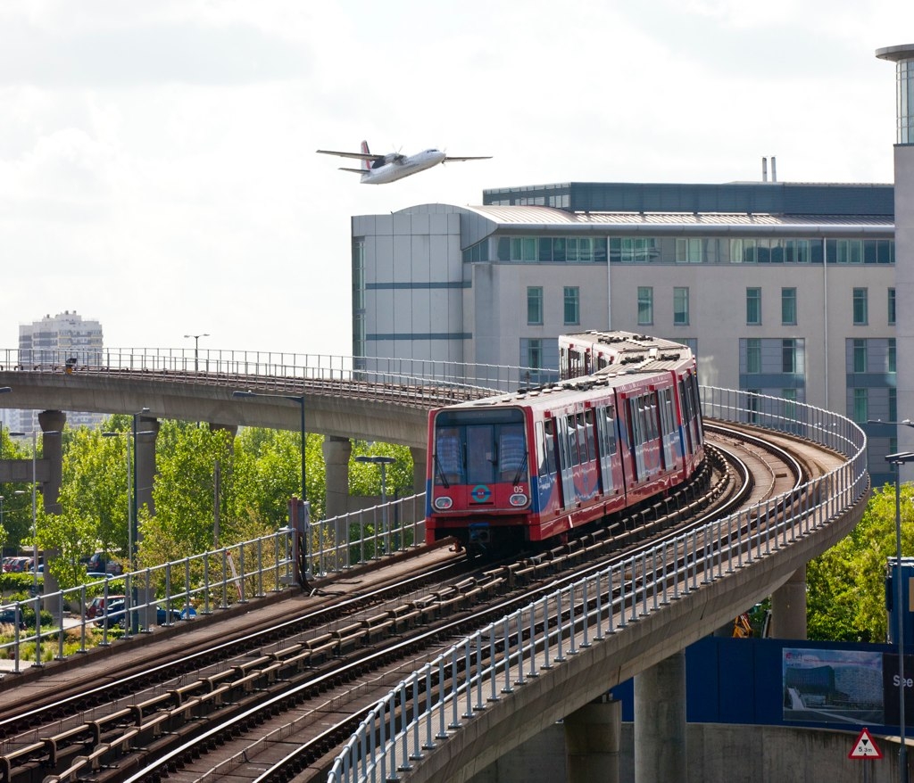 Le Docklands Light Railway (DLR) est un réseau de trains sans conducteur qui dessert certaines parties de l'est et du sud-est de Londres. Le Docklands Light Railway (DLR) est un réseau de trains sans conducteur qui dessert certaines parties de l'est et du sud-est de Londres.