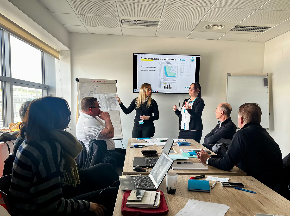 Atelier Koalis dans les bureaux de Keolis Besançon Mobilités atelier d'échange avec des salariés autour d'une table et d'un paperboard