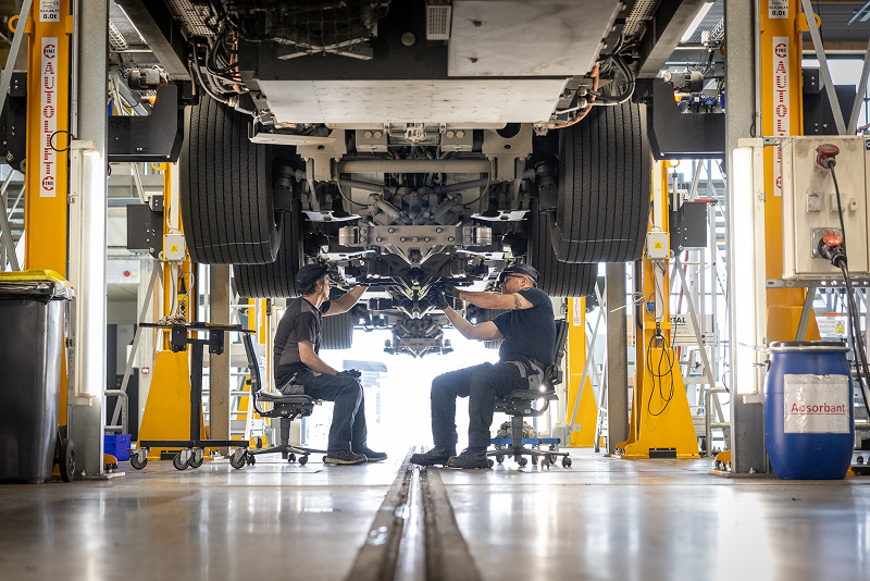 2 agents effectuent la maintenance d'un bus