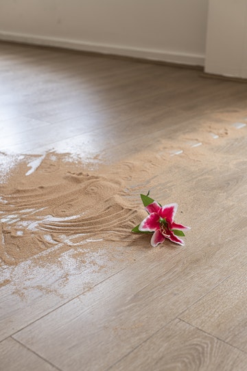 Terry Faleono, Sand, 2020, sand and plastic flower, dimensions variable. Photo: Kai Wasikowski for 4A Centre for Contemporary Asian Art. Courtesy the artist.
