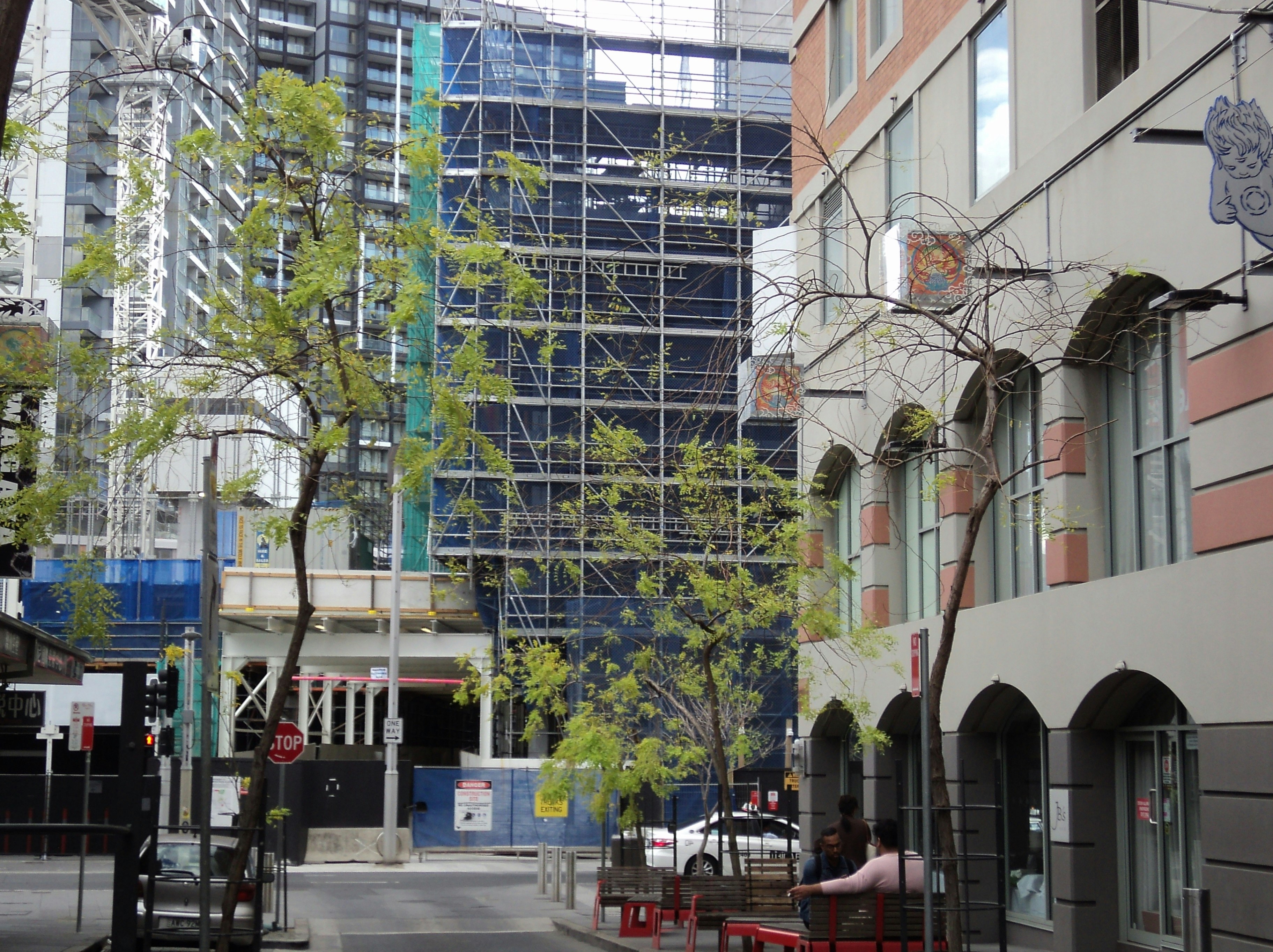 A hotel facade facing construction scaffolding at Darling Harbour in Sydney.