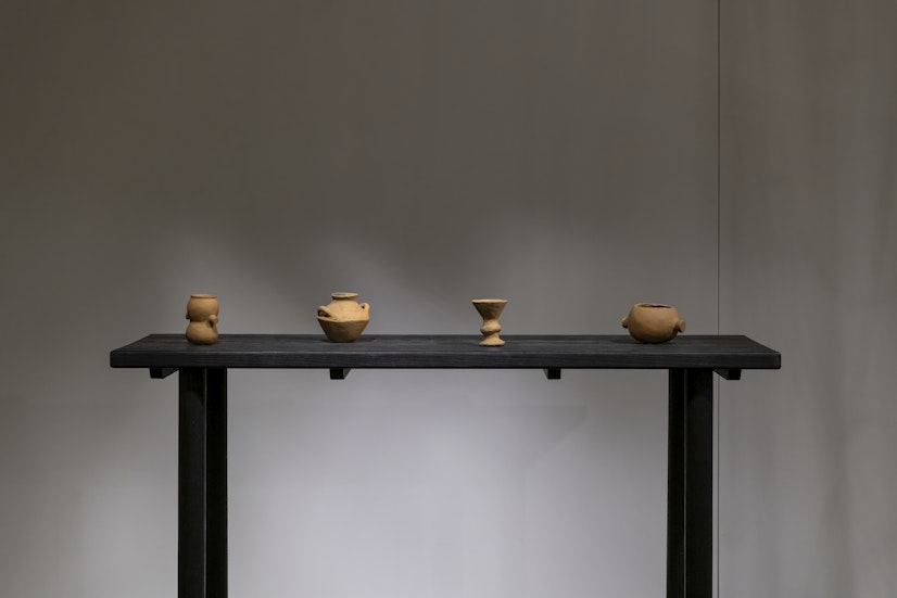 Lakaw, Dogin, Palos, Lisin and Byimu, installation of Amis earthenware pottery with (from left to right): Tatolonan, Amis earthenware pottery, 9 x 8.5 x 5.5cm; Atomo, Amis earthenware pottery, 12 x 10 x 9cm; Diwas, ceremonial Amis earthenware pottery, 8.3 x 7 x 8cm; Koleng, Amis earthenware pottery, 13 x 9 x 7cm; all works courtesy Wen-Hsi Harman and Amis earthenware potters Lakaw, Dogin, Palos, Lisin and Byimu; photo: Rhiannon Hopley for Drawn by stones, presented by 4A Centre for Contemporary Asian Art at Gallery Lane Cove + Creative Studios, 2022.