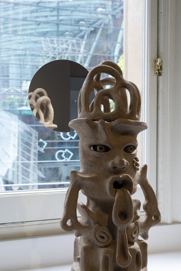 Mai Nguyễn-Long, Vigit Hefeco 4 (with Worana hat and pocket mini), 2023, heavily grogged large particle clay fired to 1220, 75 x 32 x 22cm. Courtesy the artist and Michael Reid, Sydney + Berlin