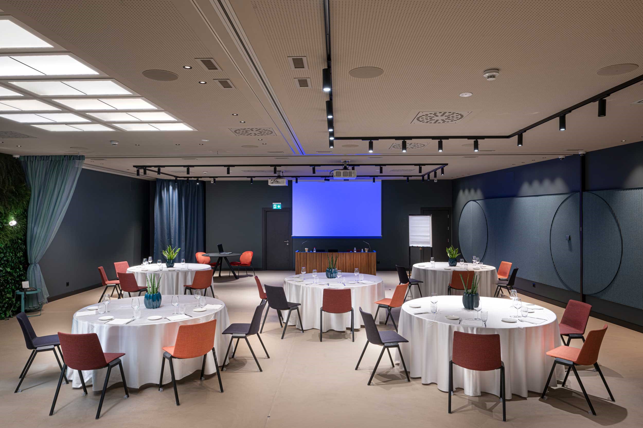 Cover Image for meeting room 