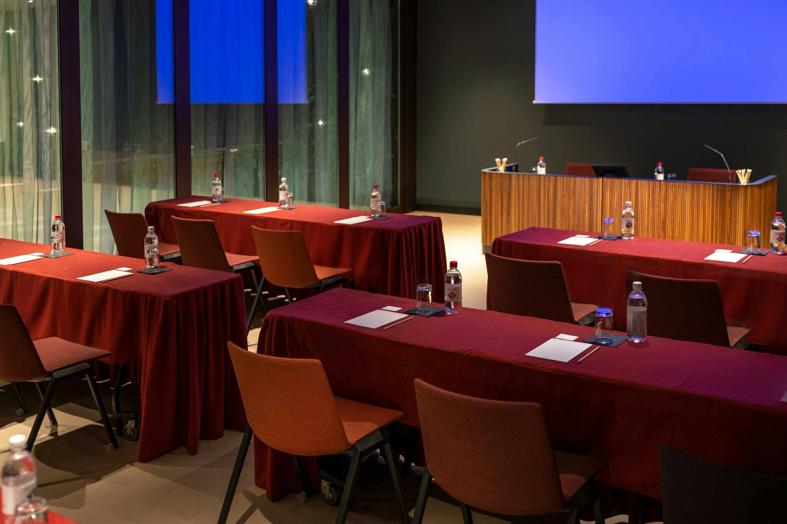 Cover Image for meeting room 