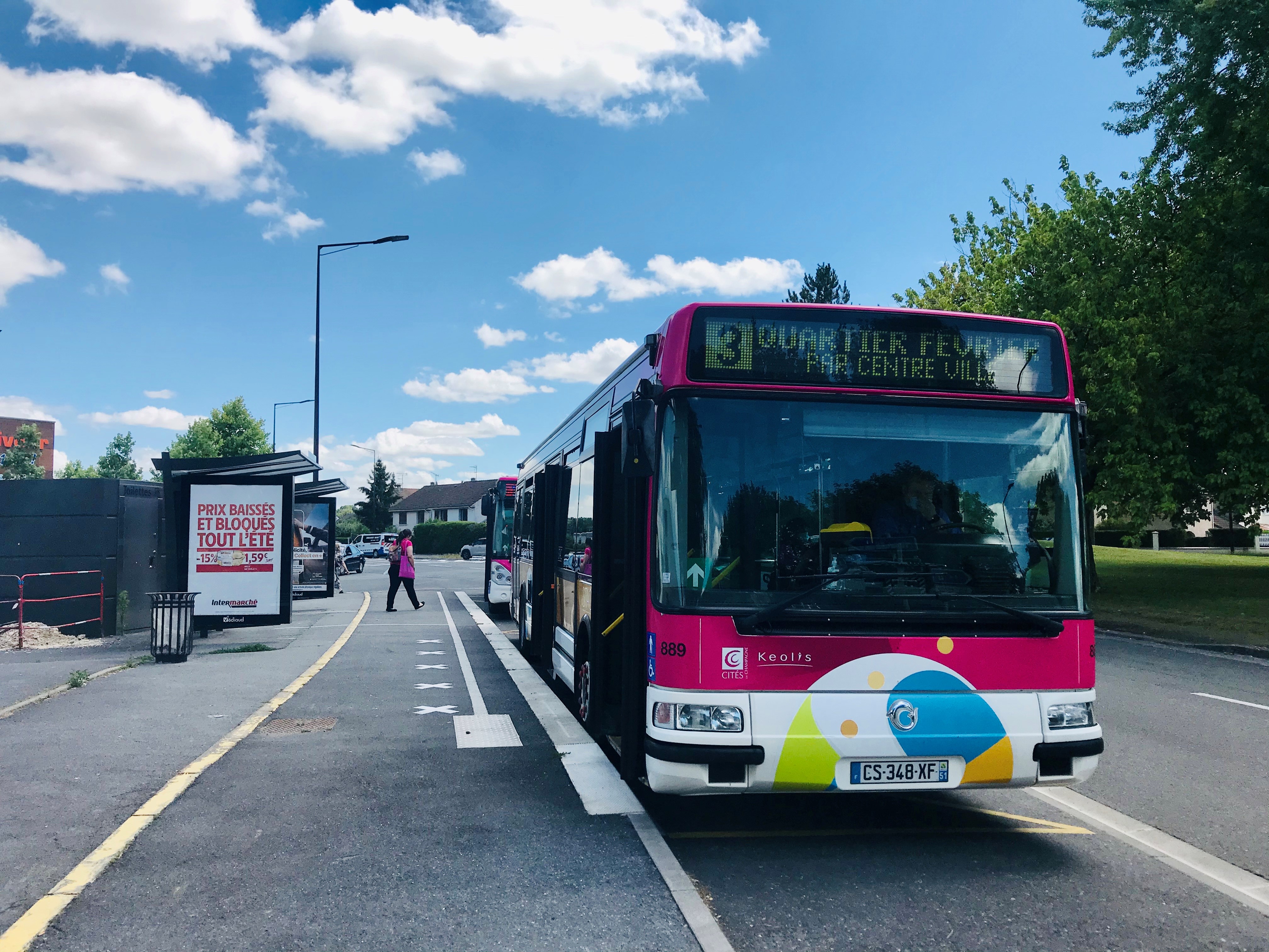 Bus de la ligne 3 à l'arrêt Croix Dampierre