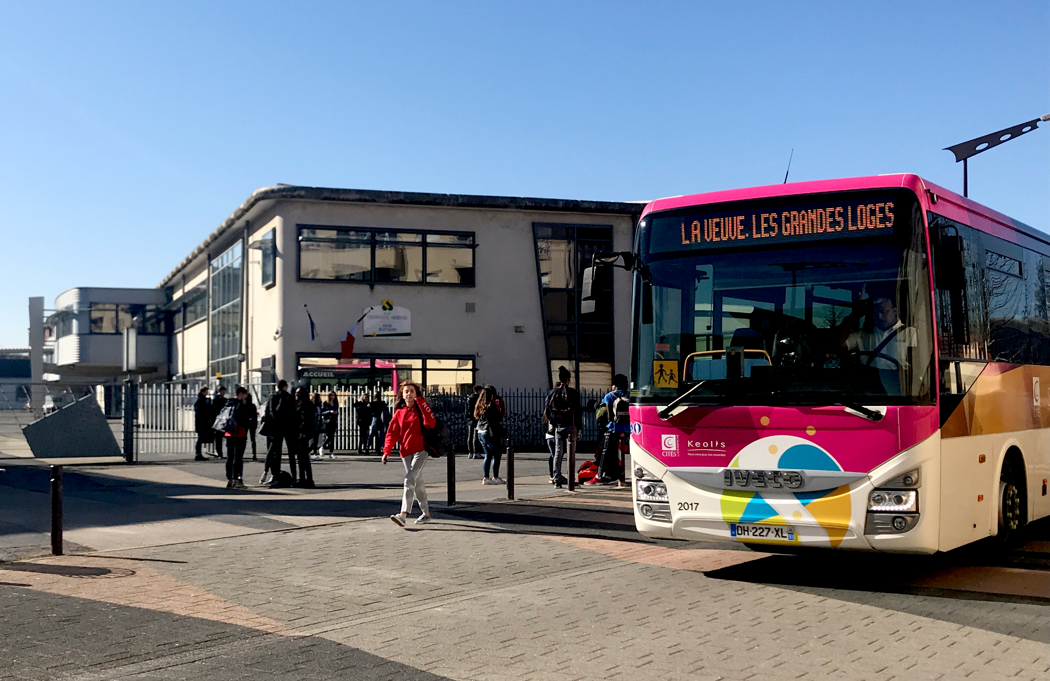 Autocar Ligne A devant le lycée Talon