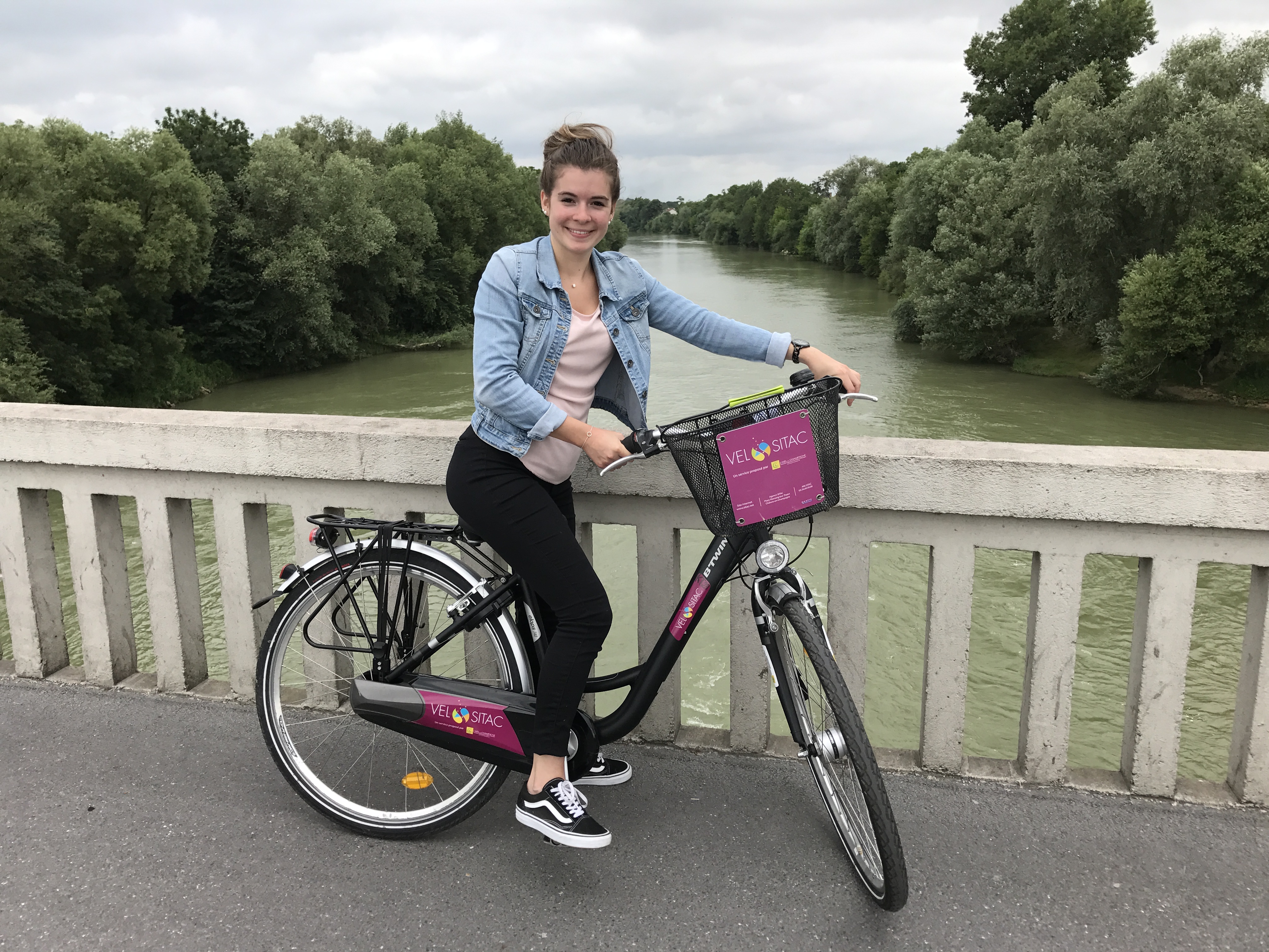 Jeune femme sur un vélo SITAC