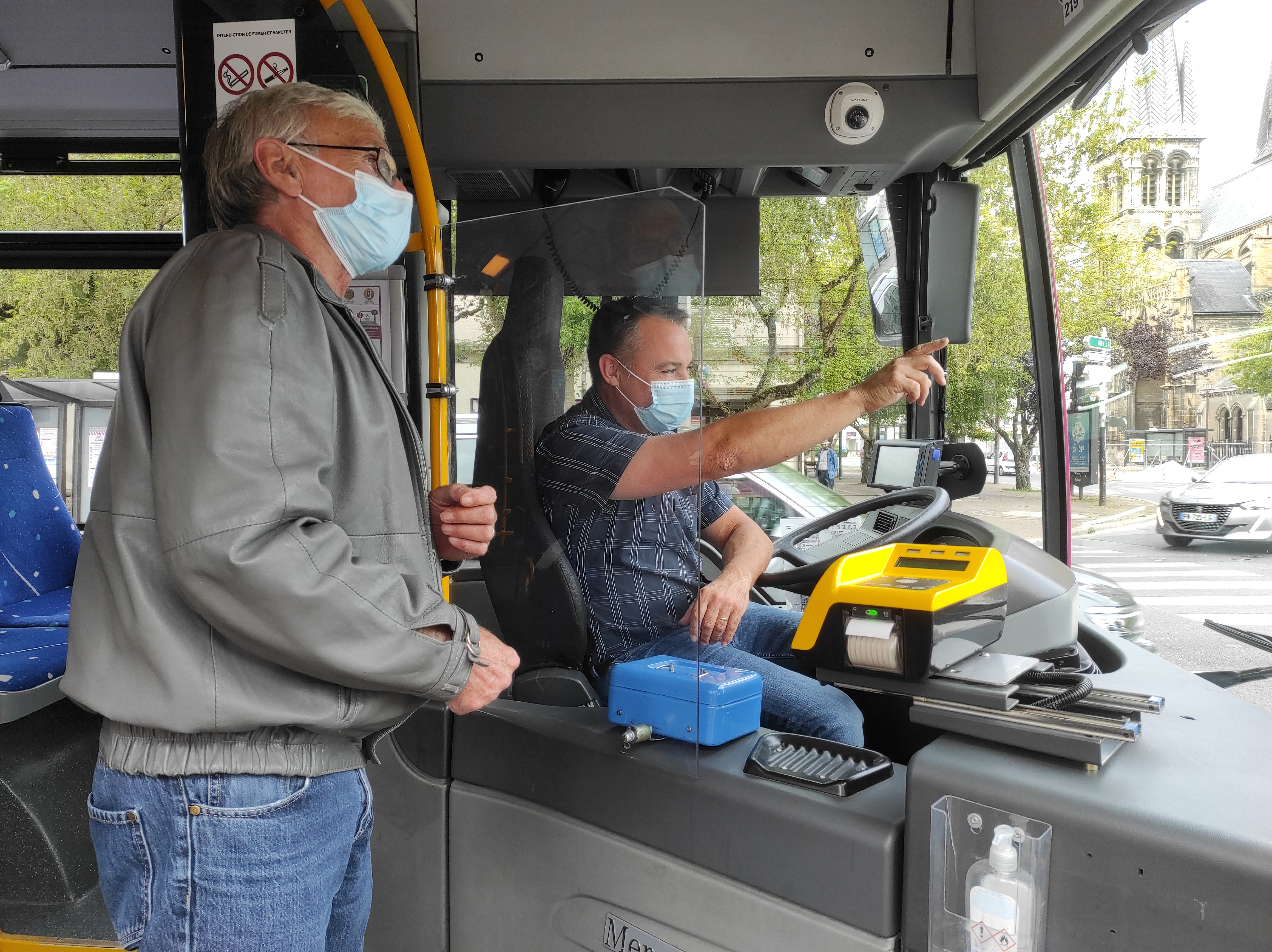 Conducteur guidant un passager