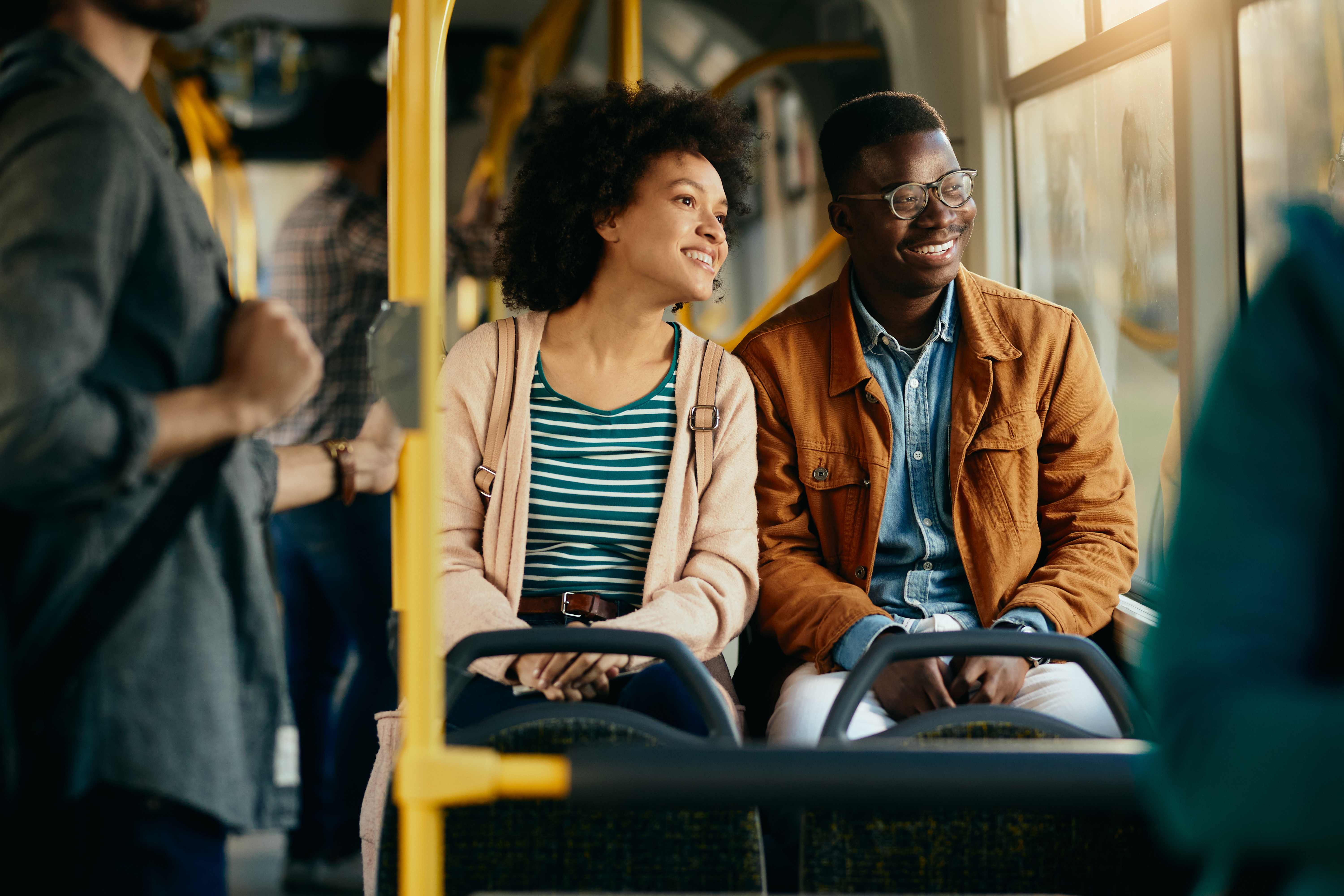 couple souriant regardant à travers la fenêtre d'un bus