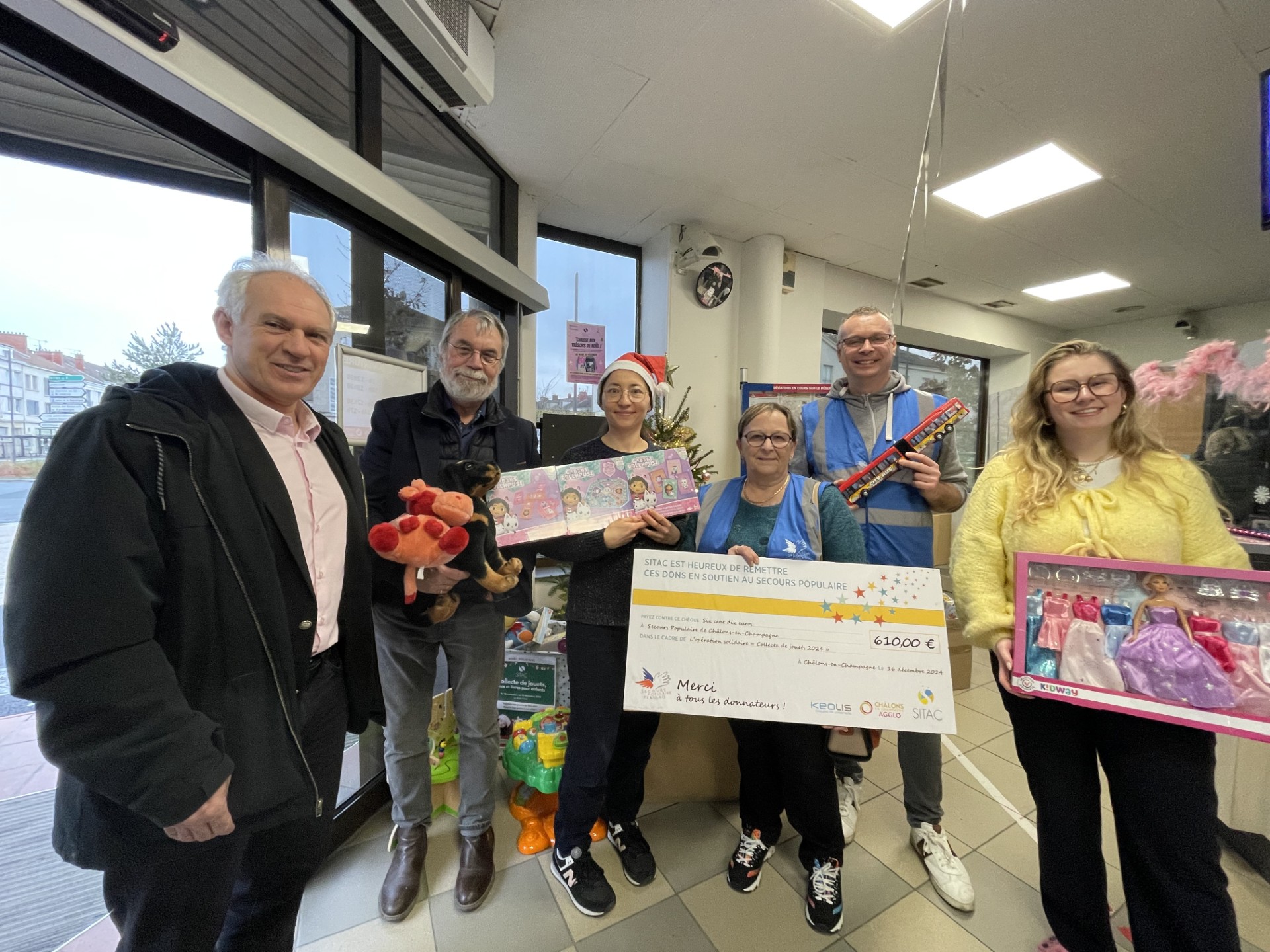 En présence de bénévoles du Secours populaire de Châlons, de sa présidente Madame Catherine Ledot, du directeur SITAC Alain FARGES et du Denis FENAT. Vice-Président chargé des Transports - Mobilités. .
