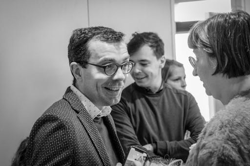 A photo of Roeland Tegenbos having a conversation with a woman 