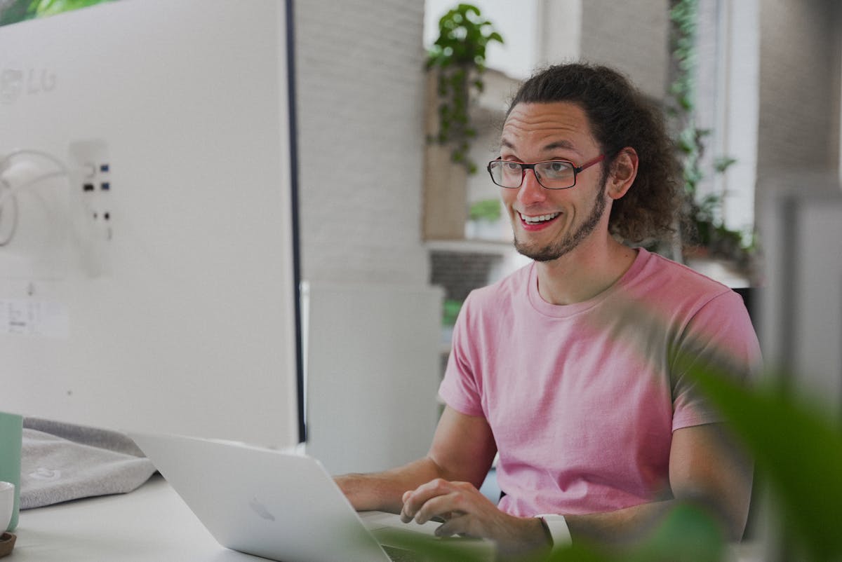Craftzing colleague Rémi working on his laptop and laughing
