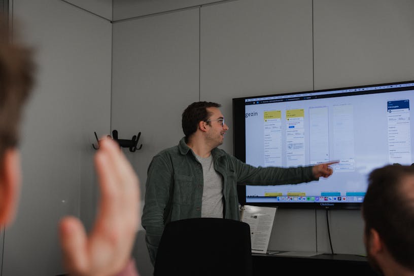 Craftzing Product Manager Sander presenting in front of a tv screen