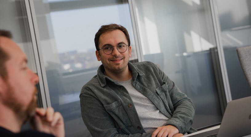 Craftzing Product Manager Sander sitting in a meeting room smiling