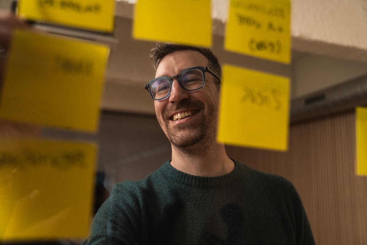 Craftzing colleague Martijn sticking post-its on a glass wall