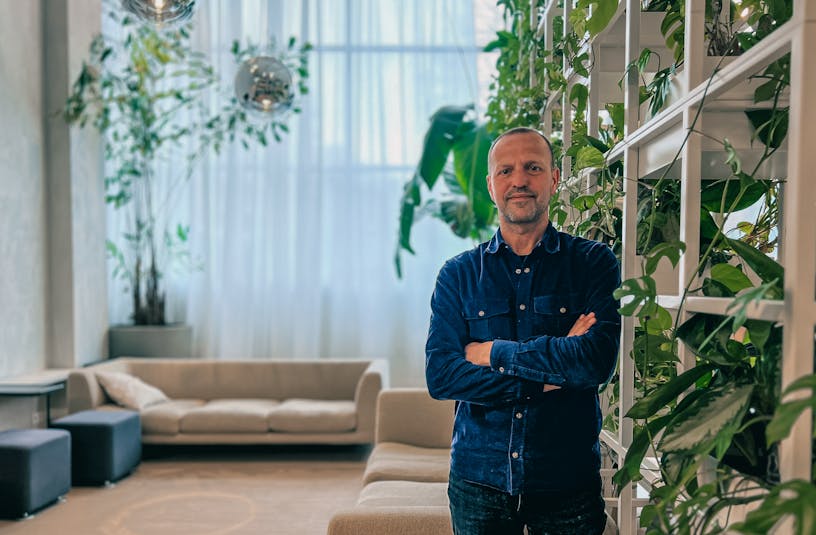 Digital strategist and concept architect Wim Walraevens next to a wall with plants