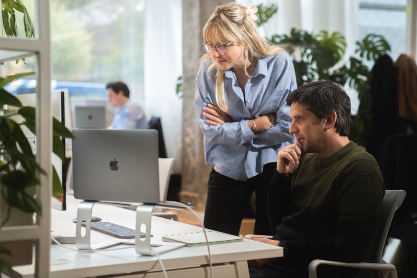 Two Craftzing colleagues looking thoughtfully at a computer screen