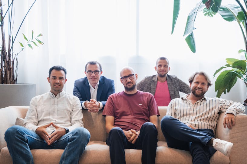 Craftzing partners sitting in a sofa. From left to right: Thomas Van Orshaegen, Roeland Tegenbos, Hans Vanderstraeten, Jelle Van den Bergh, Warre Buysse