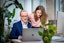 Twee Craftzing collega's in het kantoor kijkend naar een laptop scherm