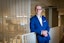 Hoofd van compliance yves braeckman leunend tegen een trapleuning