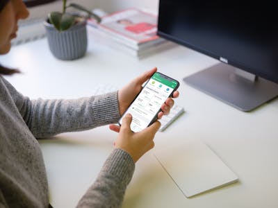 Woman swiping to the side while using the BNP Paribas Fortis' easy banking app on an Iphone
