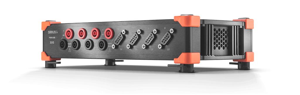 Tipico sistema DAQ SIRIUS con 8 ingressi analogici isolati, ingresso contatore/timer digitale isolato e un'interfaccia CAN bus isolata (sul pannello posteriore)