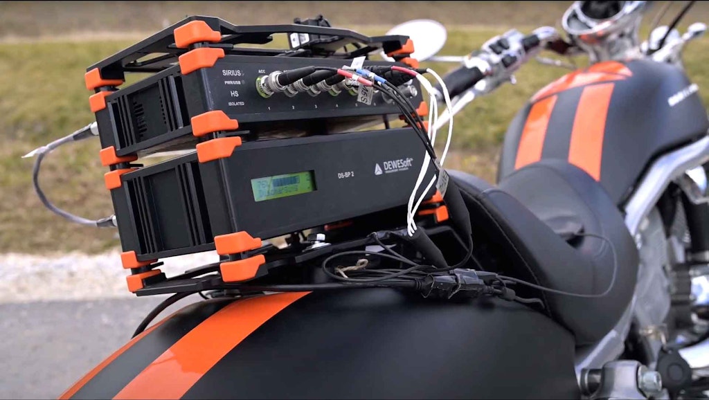 Fig.1. L'unità DAQ SIRIUS con il pacco batteria è montata sulla moto dietro al conducente.