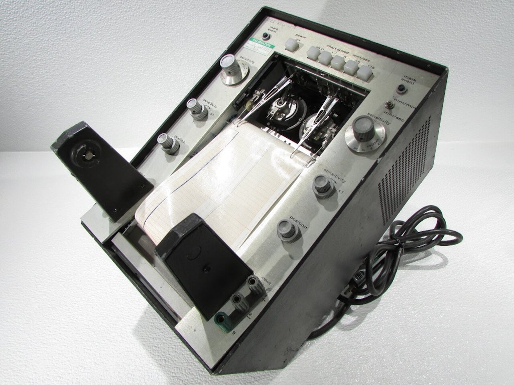 Un vecchio registratore a strisce su carta GOULD BRUSH 220