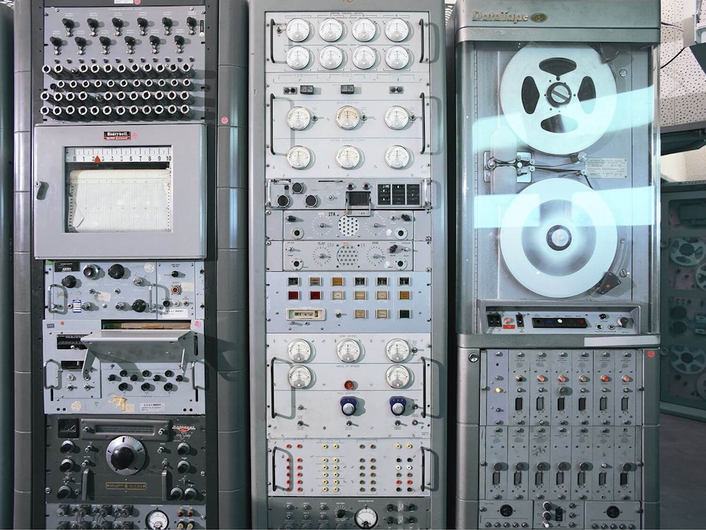 Gravadores de fita conforme instalado nas estações de processamento de telemetria da NASA