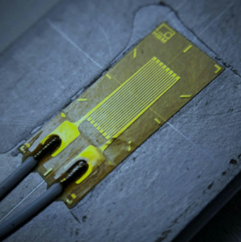 Typical single foil strain gage sensorSensor medidor de tensão de folha única típico Imagem: cortesia de Christian V