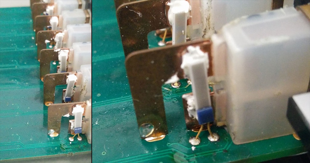 Kaltstellenkompensation in einem Dewesoft IOLITE TH-Thermoelementnodul. Die Drähte sind mit einem Thermistor verbunden, der in die weiße Wärmeleitpaste eingebettet ist.