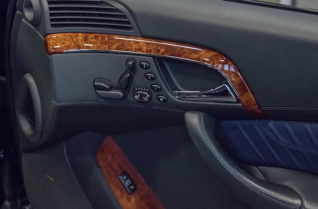 Controles ajustáveis do assento do carro em um Mercedes-Benz