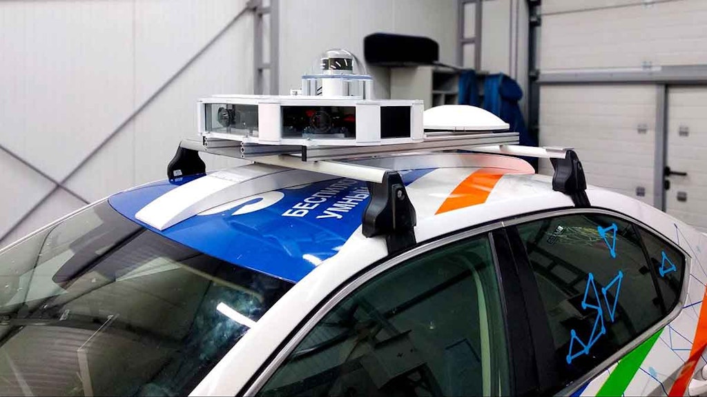 Self-driving test vehicle with sensor array on the roof