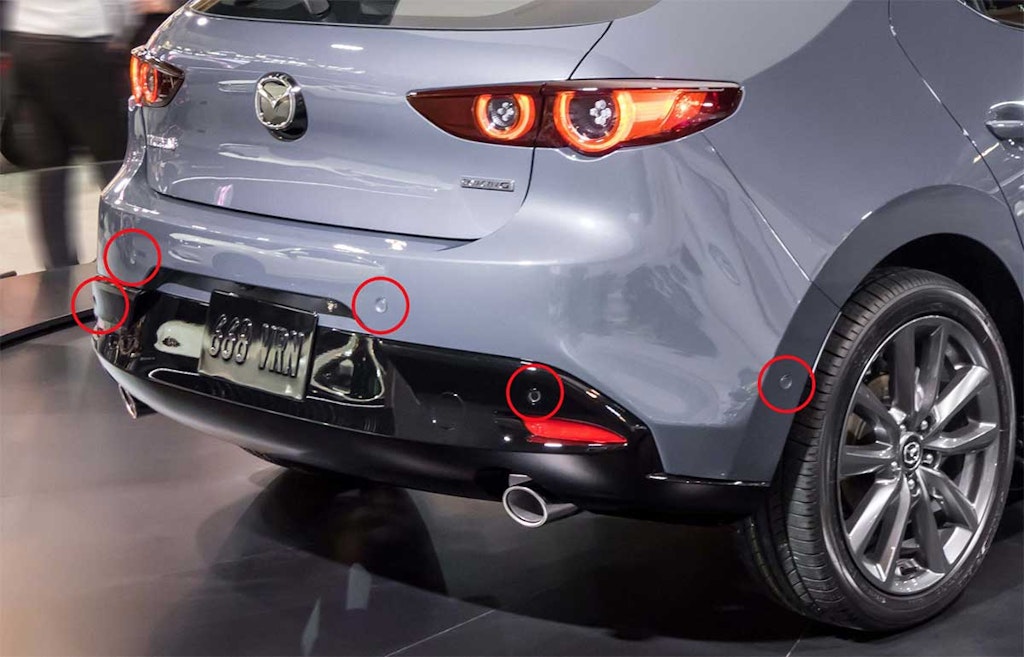 Les capteurs à ultrasons sont les "disques" ronds à l'arrière de cette voiture (voir les cercles rouges)