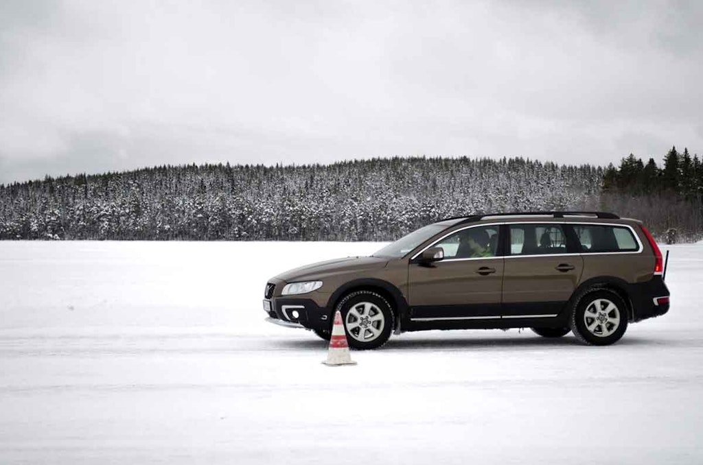 Une voiture soumise à des essais par temps froid sur un lac gelé