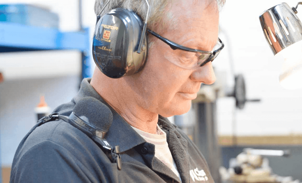 Man with a wearable noise level dosimeter on his right shoulder