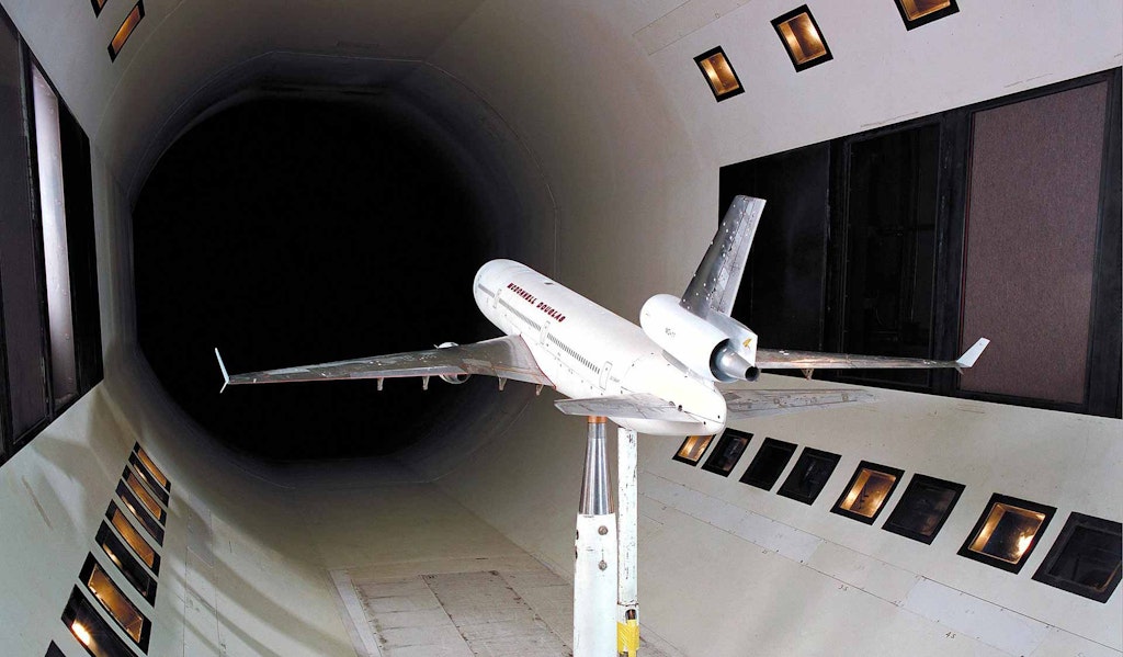 Teste de túnel de vento de aeronaves.