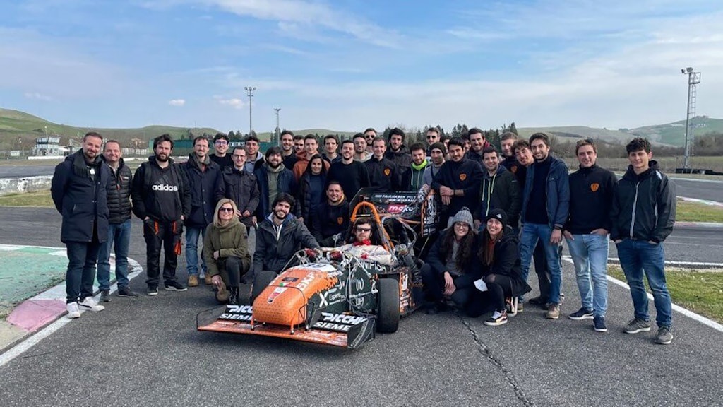 Figura 1. L' E-Team Squadra Corse con la sua auto da corsa Galileo.