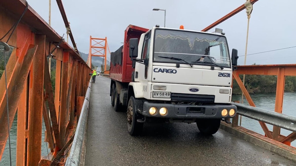 Figura 4. Un autocarro a tre assi sul ponte Rosselot.