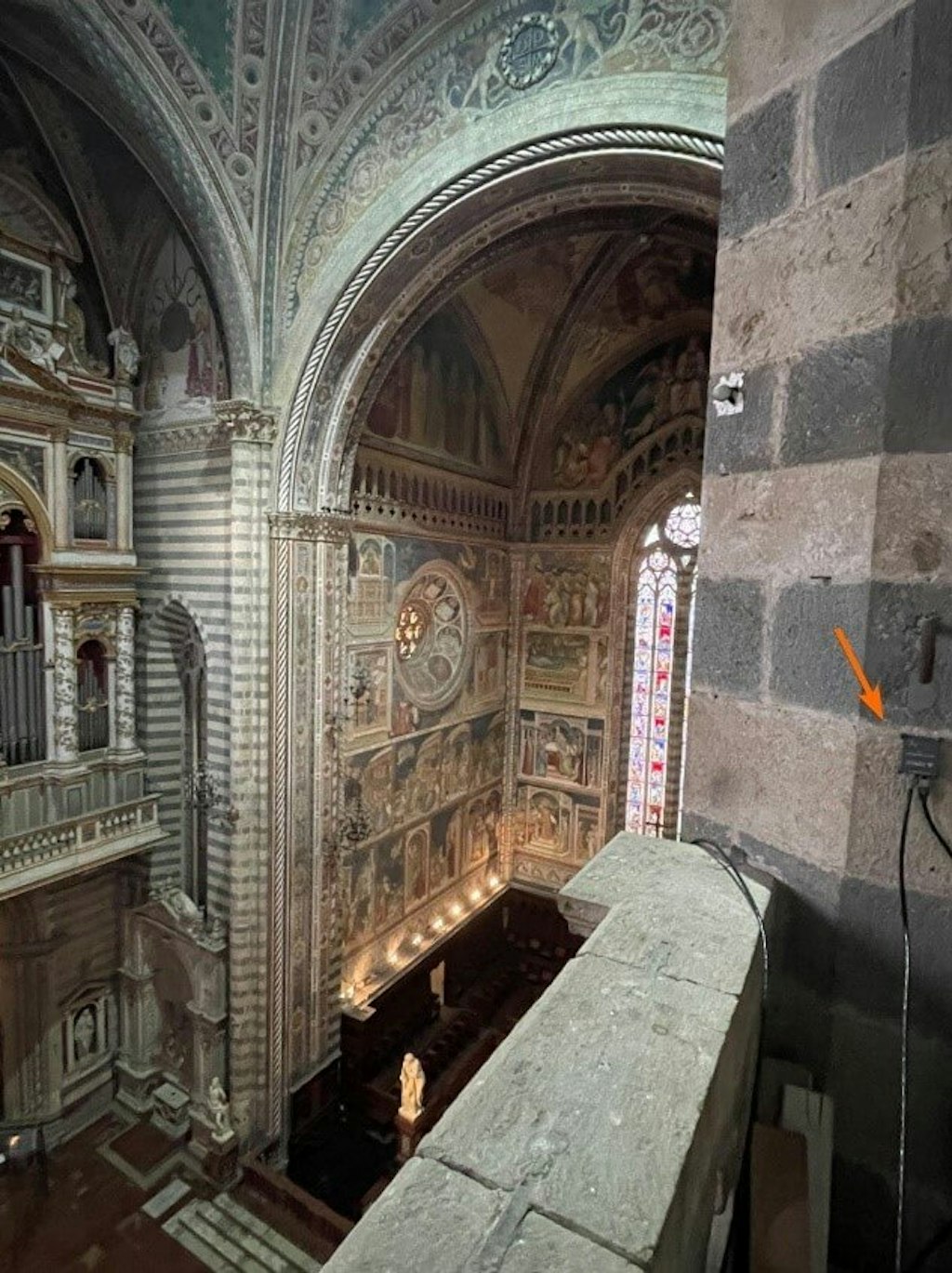 Figura 4. Accelerometro IOLITEi 3xMEMS-ACC fissato nella parte alta di una delle colonne della navata centrale - grazie al loro accurato posizionamento e le ridotte dimensioni, non intaccano esteticamente la struttura.