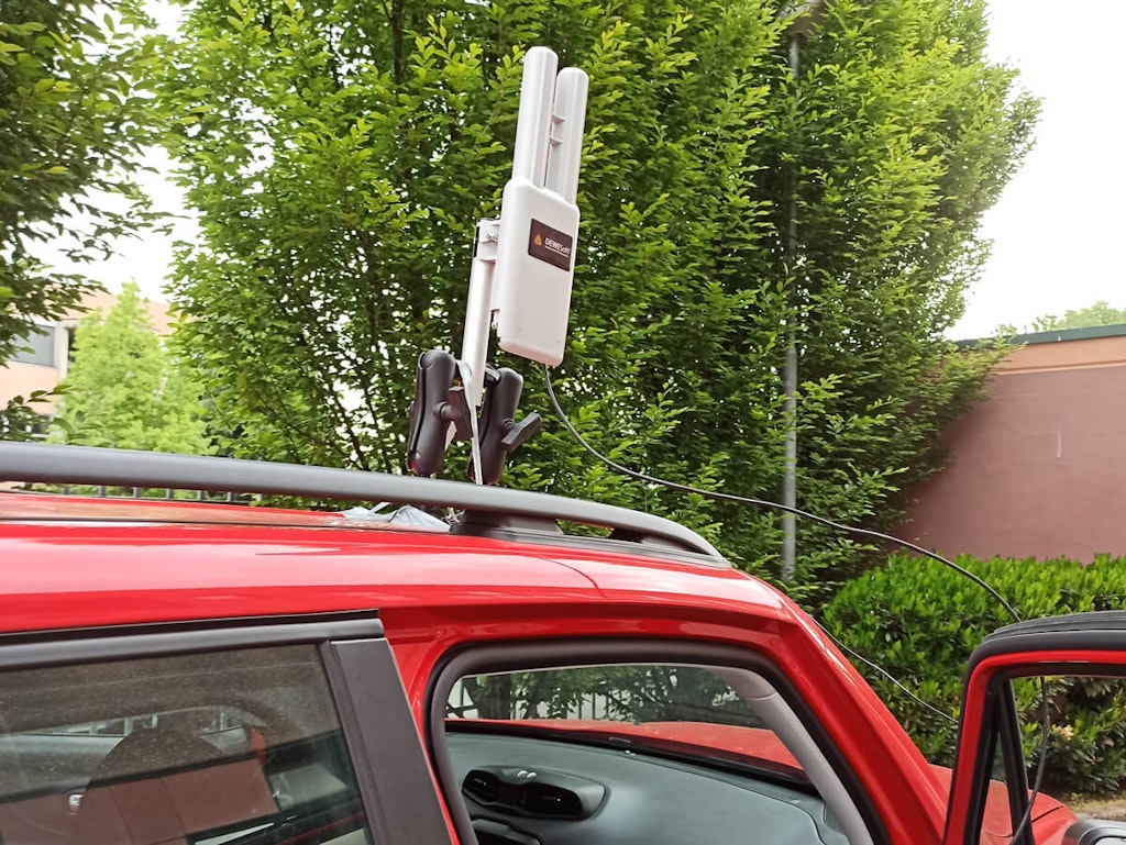 Figura 3. DS-WIFI3 - set di comunicazione Wi-Fi esterno Dewesoft Mobile montato sul tetto del veicolo di prova.