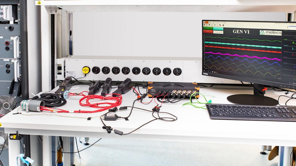 Figura 4. Strumentazione di test e configurazione con amplificatore di potenza, DUT e sistema di acquisizione dati Dewesoft SIRIUS.