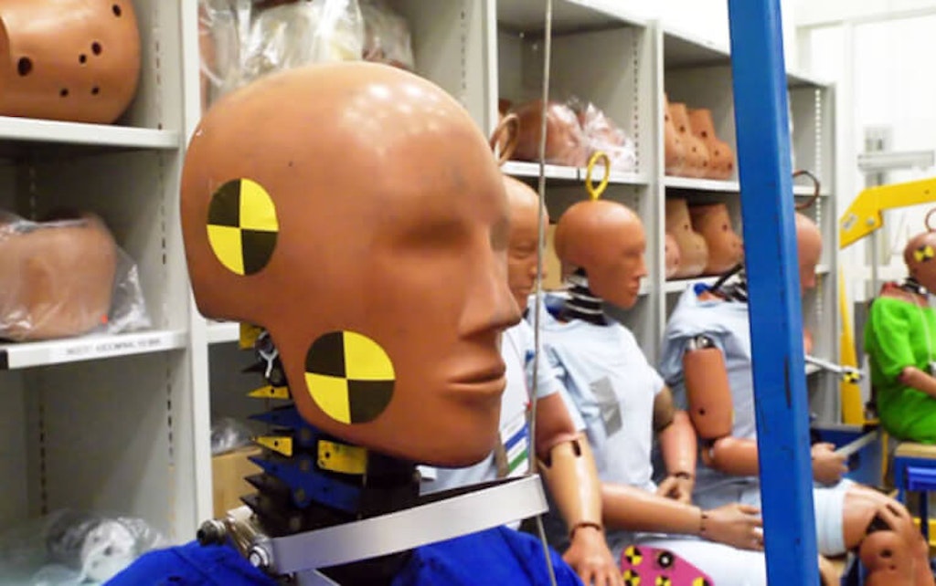 Figure 11. Different dummy models are used according to the test configuration - frontal or side-impact - and the biomechanical behavior that needs to be studiedFigura 11. Diferentes modelos de manequim são usados ​​de acordo com a configuração do teste - impacto frontal ou lateral - e o comportamento biomecânico que precisa ser estudado