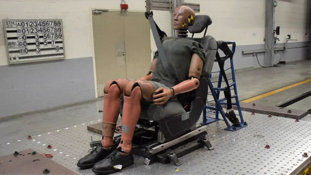 Figura 12. Un maniquí montado y listo para la prueba de choque del asiento.