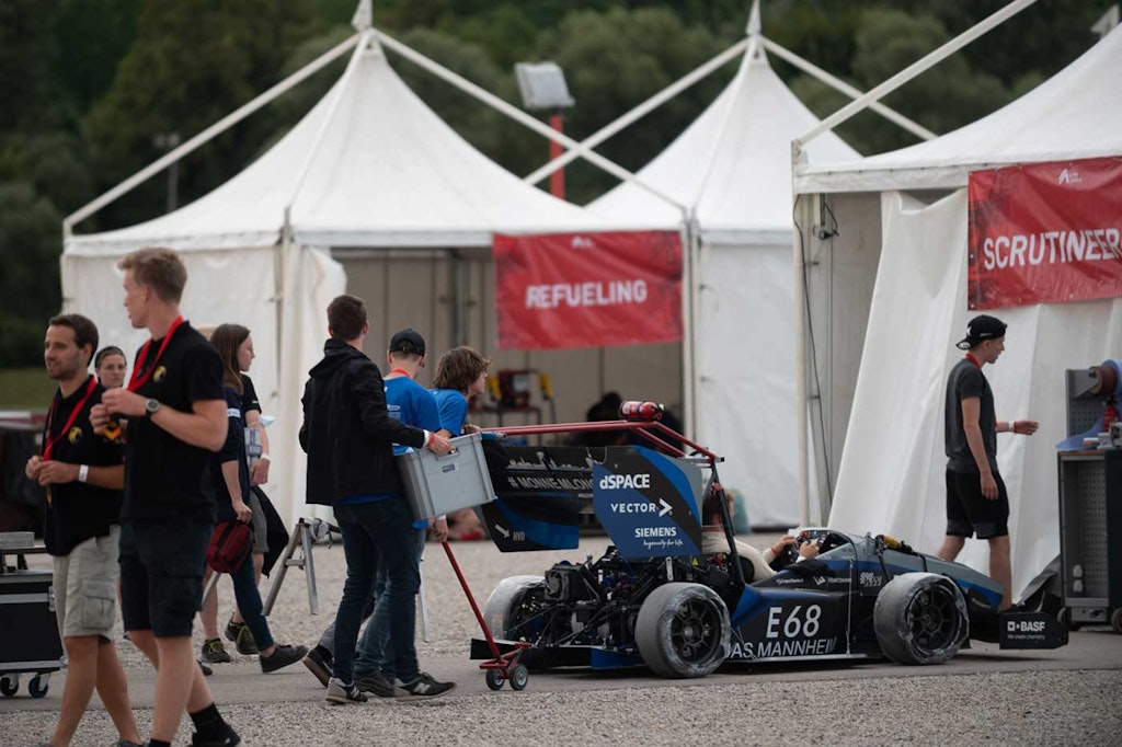 Figura 5. El equipo eléctrico de Delta Racing Mannheim prepara su automóvil para la inspección técnica